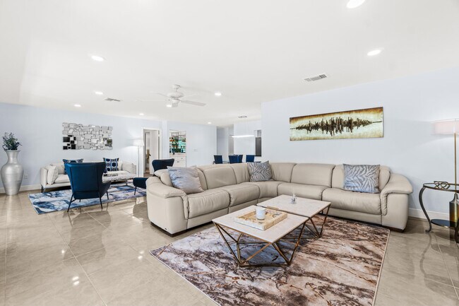 Building Photo - 5 Westgate Ln