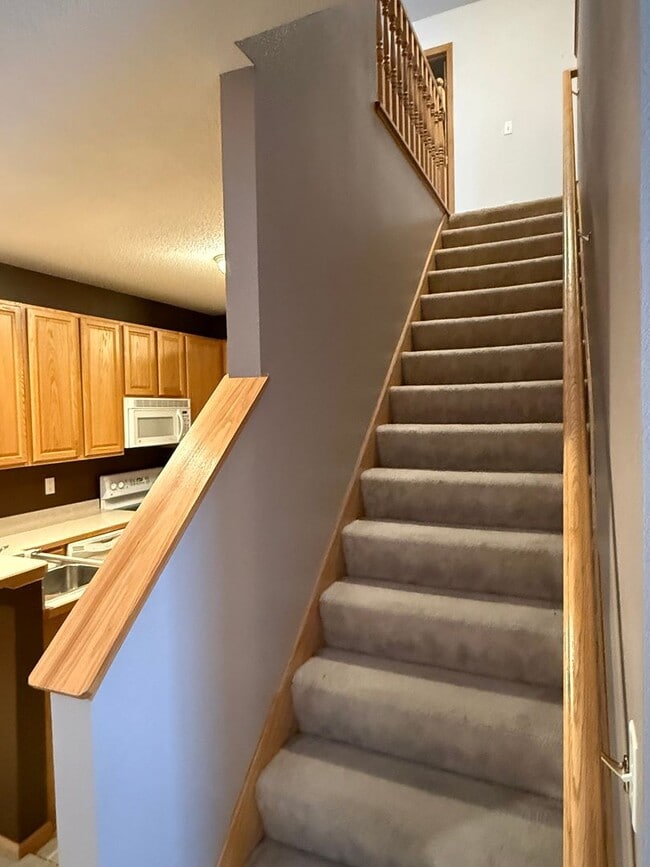 Building Photo - 2 Bed Plus LOFT - Great Location