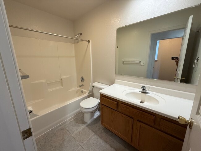 Building Photo - 913 Cardinal Dr