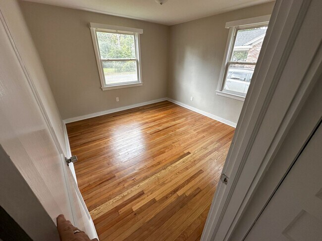Building Photo - For Rent: Newly Remodeled 3 Bedroom / 1 Ba...