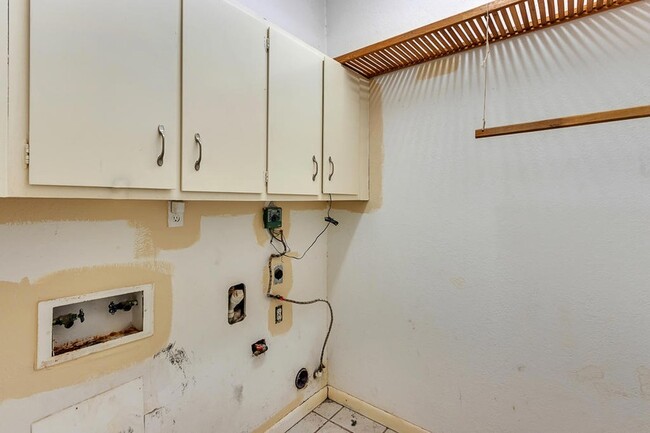 Building Photo - 301 Los Nietos Ct