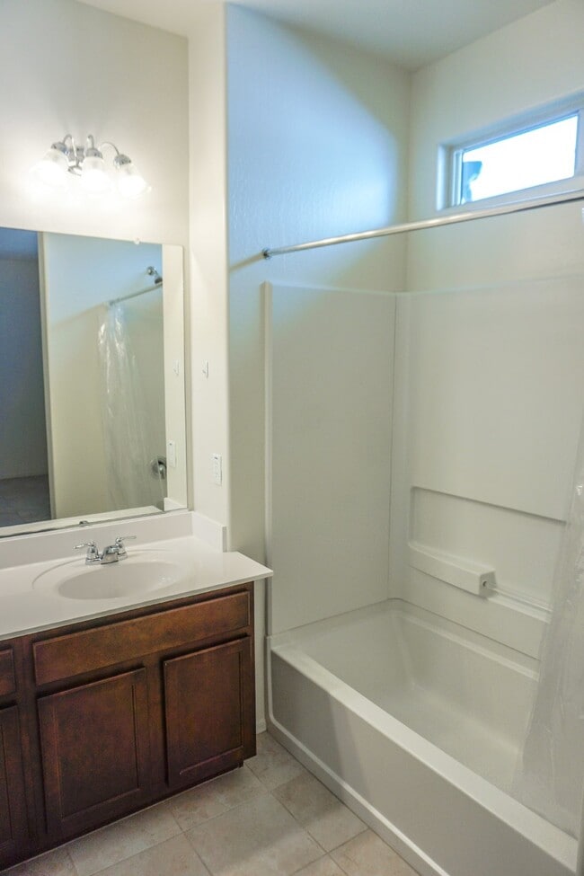 Building Photo - "Charming 3-Bed Oasis with Modern Comfort ...