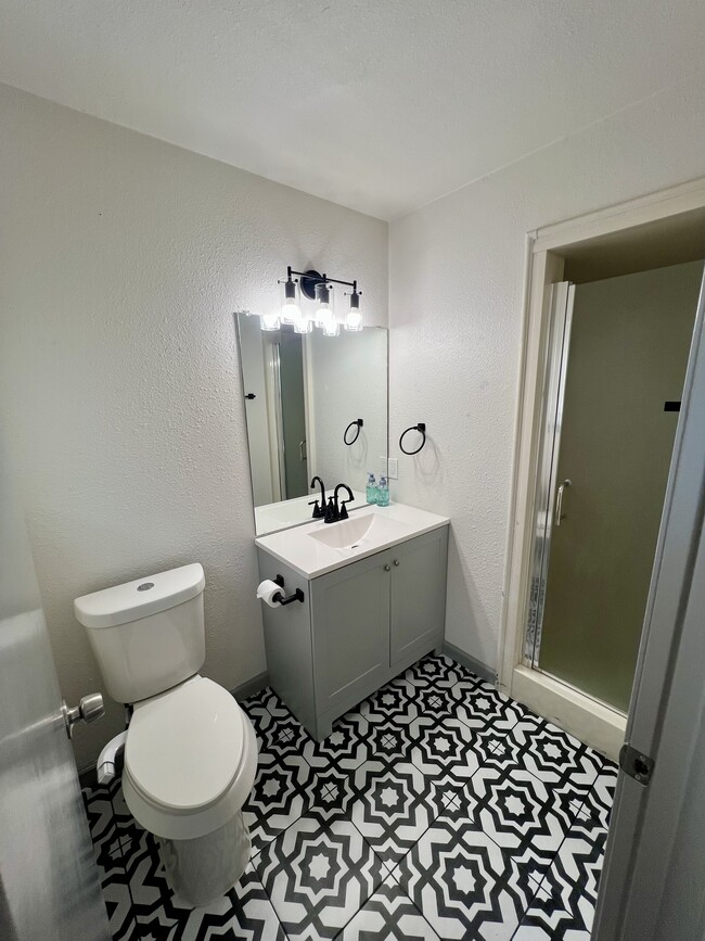 Building Photo - 6012 Highcrest Dr