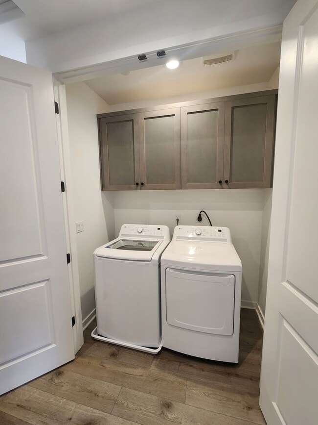Building Photo - 3 bedroom 2.5 bath townhouse
