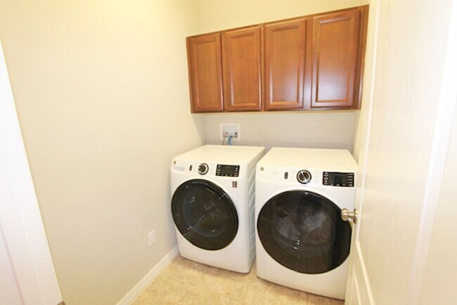 Building Photo - Orlando - Furnished, 4 Bedroom, 2 Bathroom...