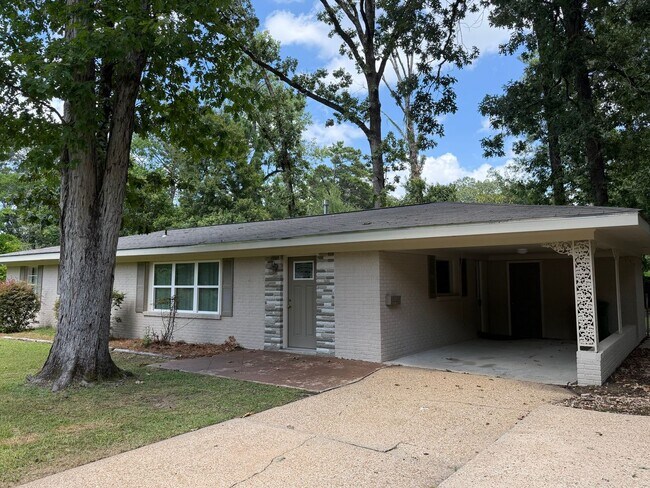 Building Photo - 1835 Hill Hedge Dr