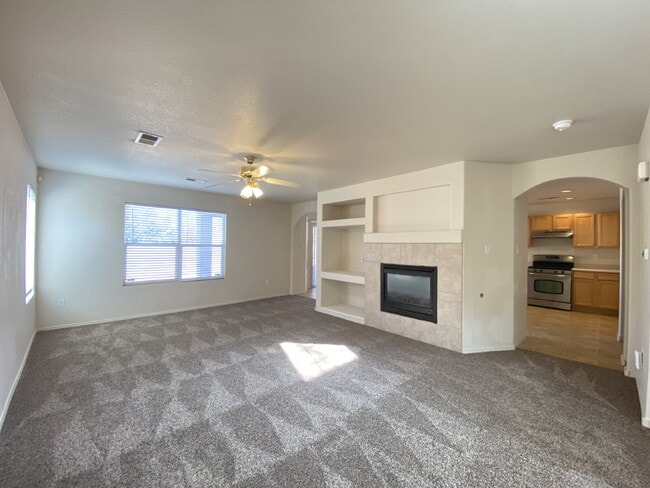 Building Photo - GATED COMMUNITY - 3 Bedroom w/Loft