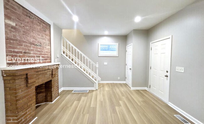 Building Photo - 3 Bed/1.5 Bath Home with Fenced Yard / Pet-Friendly / Available Now!