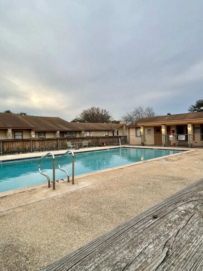 Building Photo - 1051 Country Club Dr