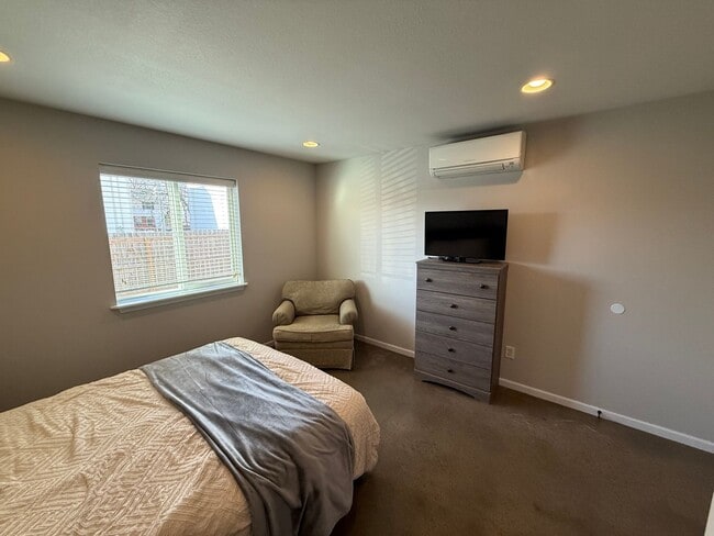 Building Photo - Nowells Subdivision Town Homes - Fully Furnished and Utilities Included