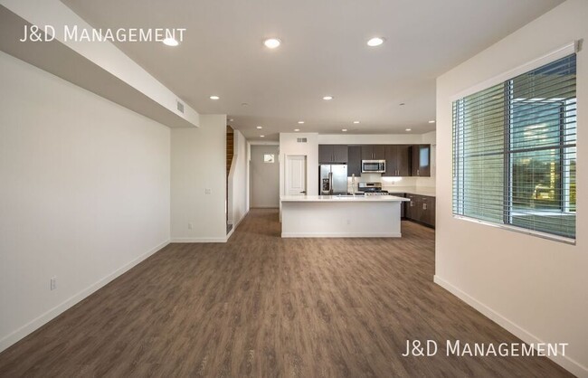 Building Photo - Gorgeous Townhome w/ Rooftop Decks and Oce...