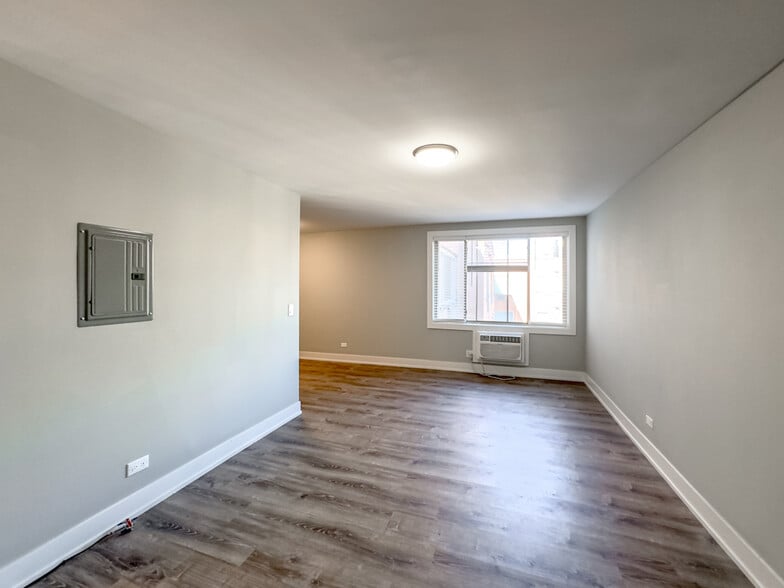Building Photo - 447 W Surf St