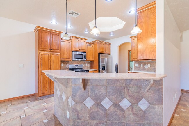 Building Photo - Beautiful Spacious 4 bedroom 2 bath House!