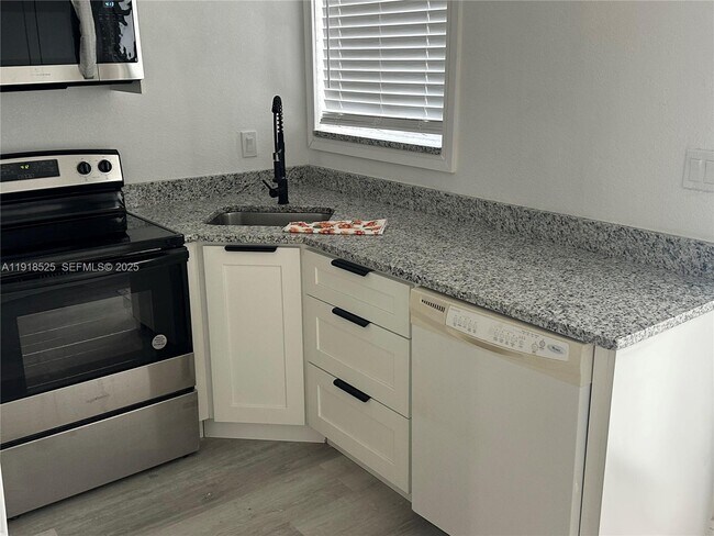 Building Photo - 1308 NW 13th Ct