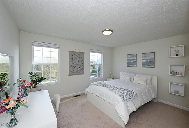 Building Photo - 4816 Lake View Dr