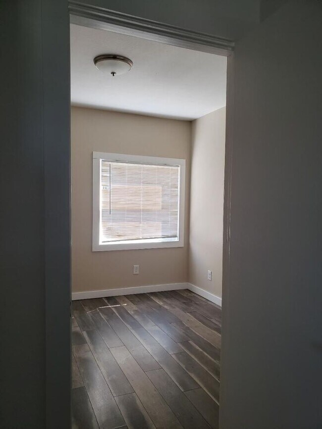 Building Photo - 219 W 7th St