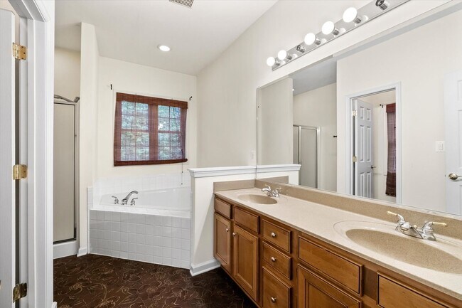 Building Photo - 4107 Lakeview Pkwy