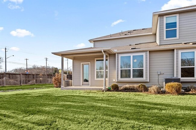 Building Photo - 1501 Roseburg Dr