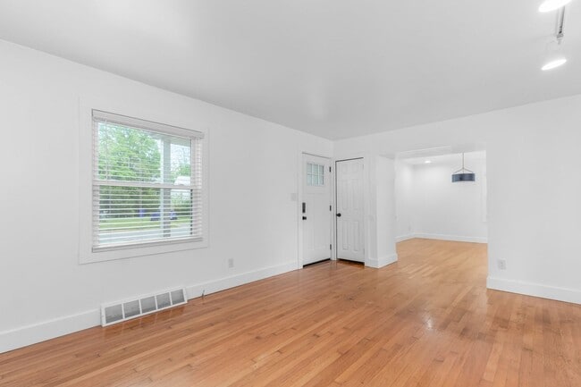 Building Photo - Welcome to this charming home located in t...