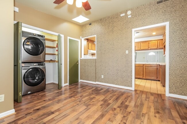 Building Photo - Charming 2 Bed/2 Bath Home in Greensboro, ...