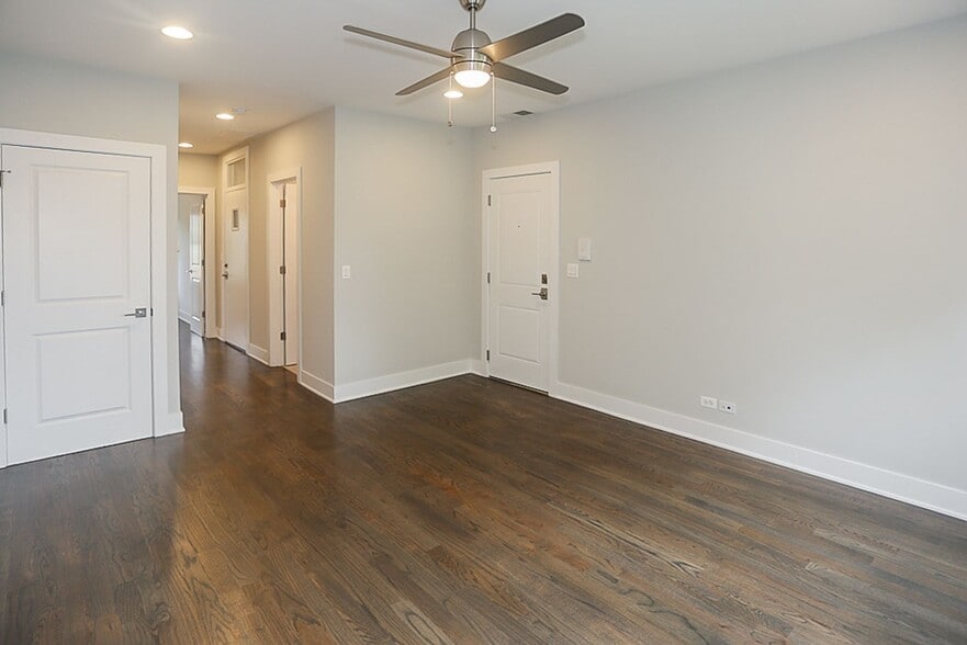 Building Photo - 3917 N Janssen Ave