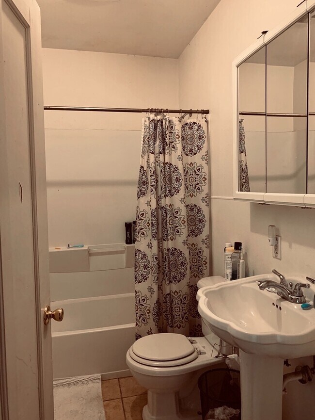 Building Photo - 5 Bed, 2 Bath Home NEAR CSU!