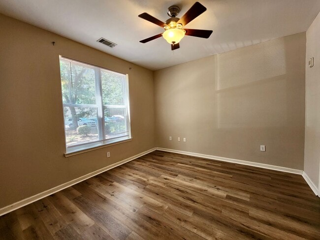 Building Photo - Two bedroom condo at 254 Seven Farms - Dan...