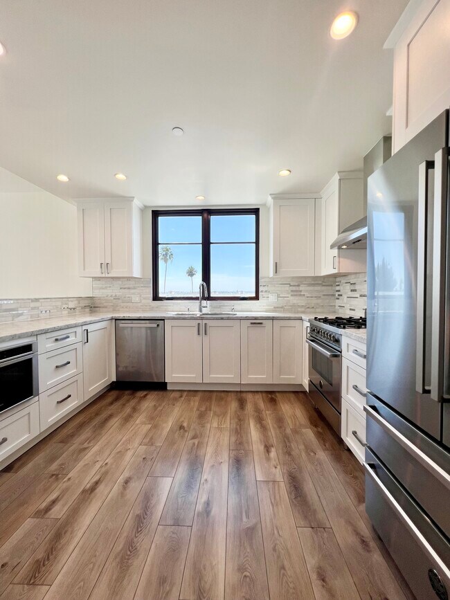 Building Photo - 859 S Lucerne Blvd