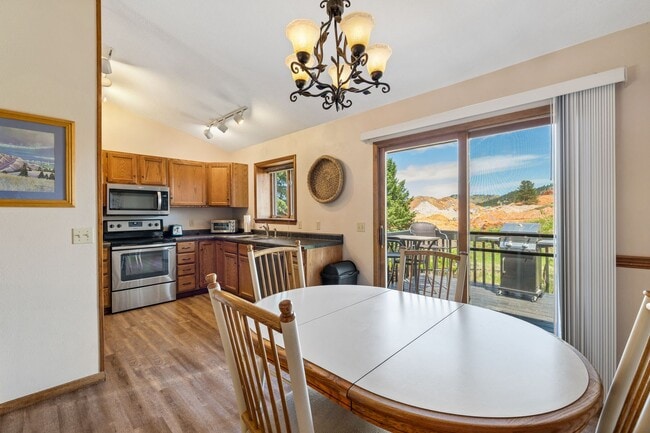 Building Photo - 3704 Meadowbrook Dr