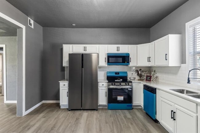 Building Photo - 1320 W Frisco St