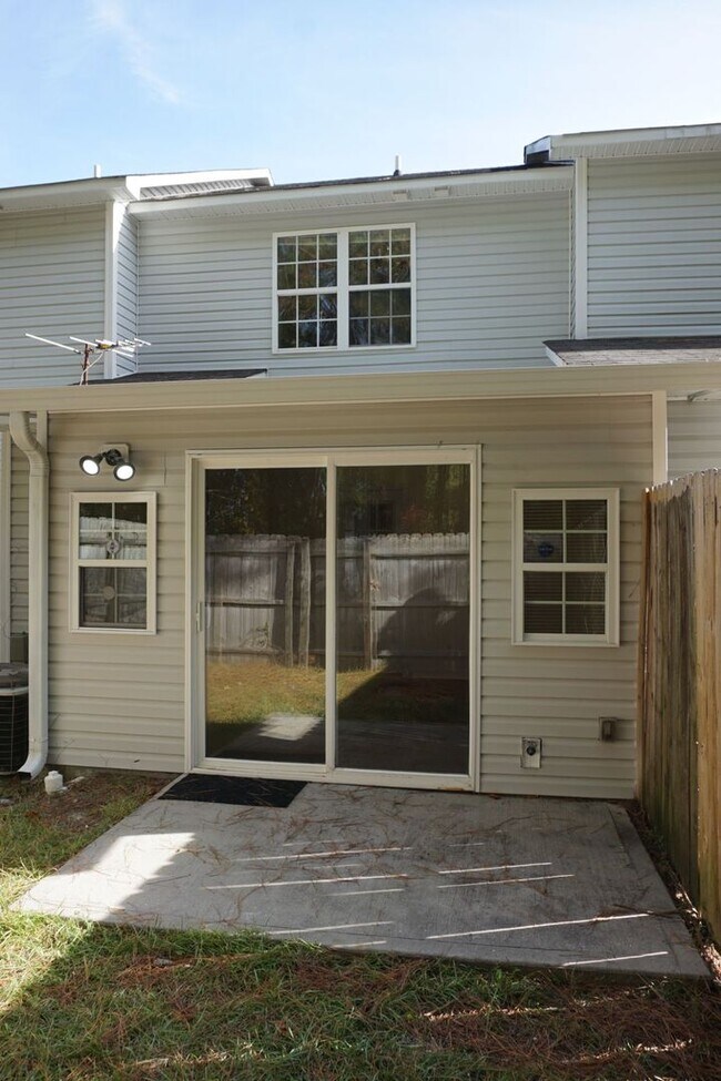 Building Photo - Two Bedroom Two and a Half Bathroom Townhouse located in Marsh Oaks Subdivision
