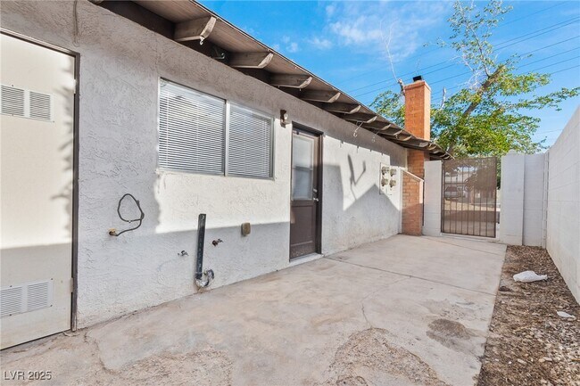 Building Photo - 2916 Karen Ave