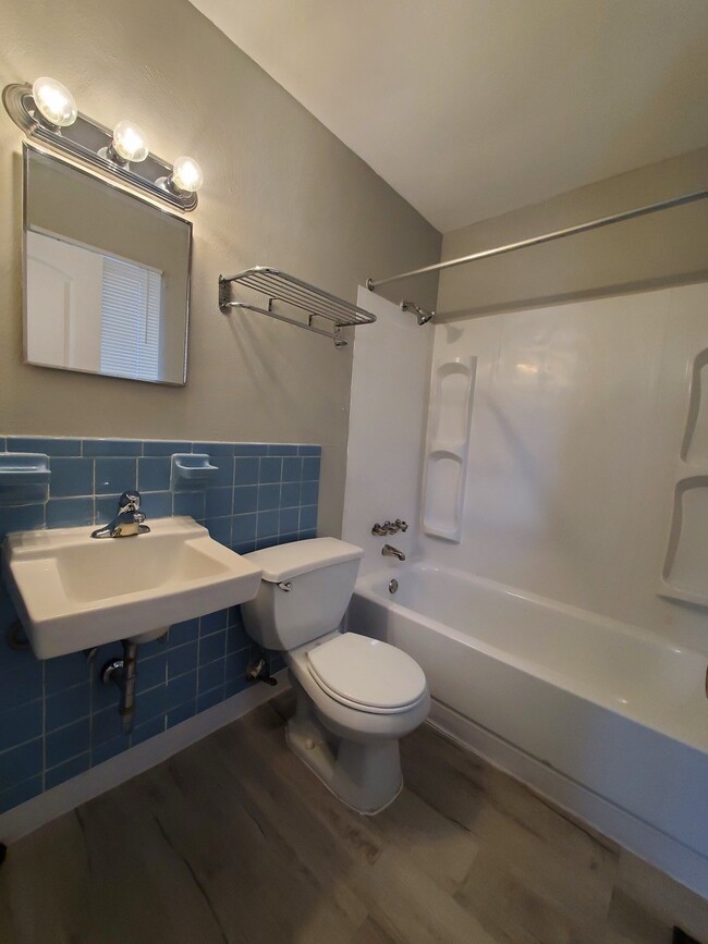 Building Photo - 706 N Broadway St