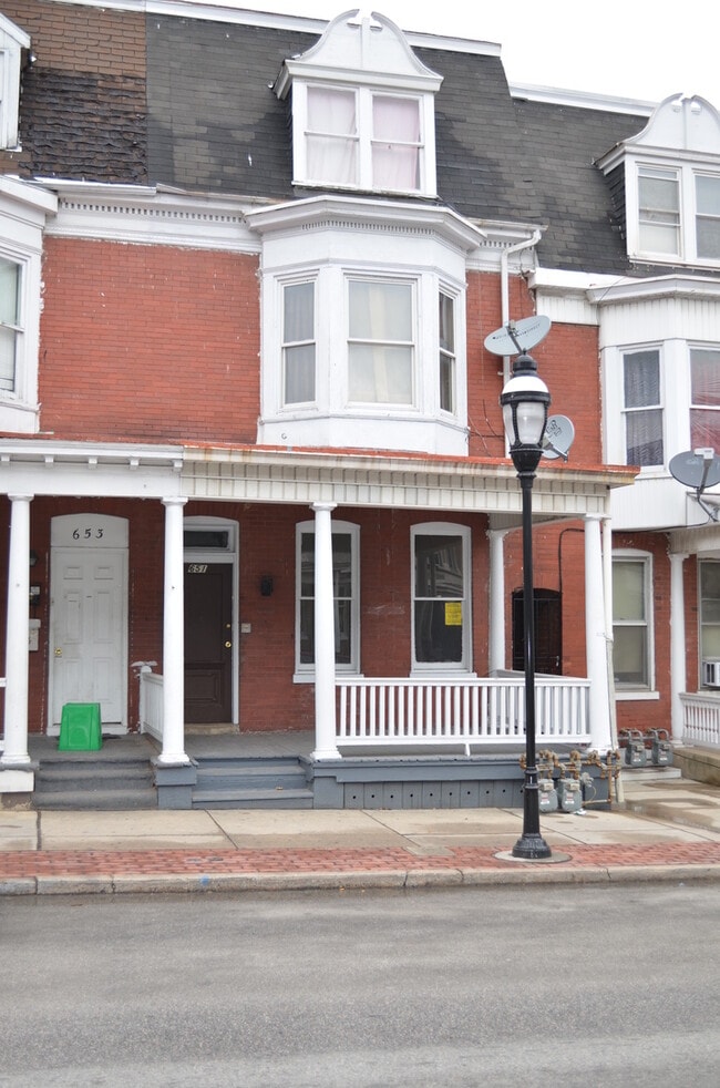 Building Photo - 1st Floor 1-2 Bedroom York City SD