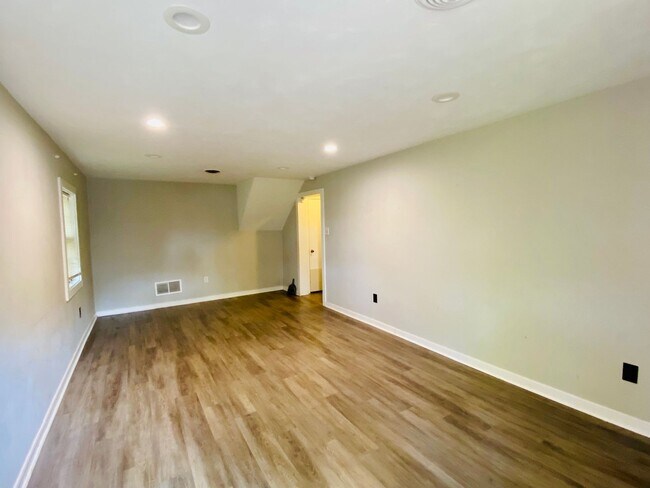 Building Photo - Beautiful and Spacious 4bdrm/2.5bth Tri-Le...