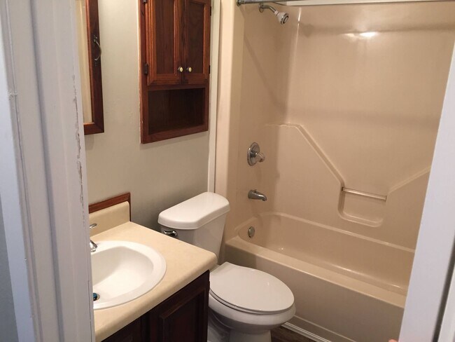 Building Photo - Adorable cottage is right in the heart of OKC!