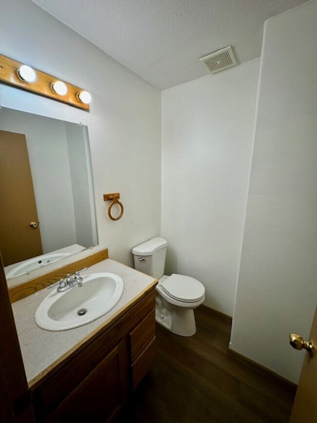 Building Photo - 3 Bedroom 1.5 Bathroom 4plex