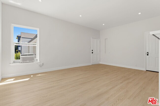 Building Photo - 833 1/4 N Alfred St