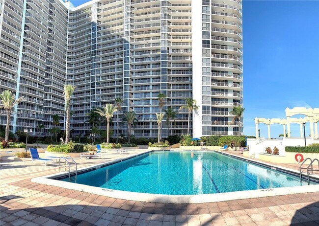 Building Photo - 7601 E Treasure Dr
