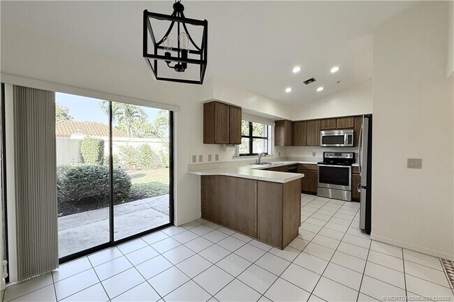 Building Photo - 3012 SW Mariposa Cir