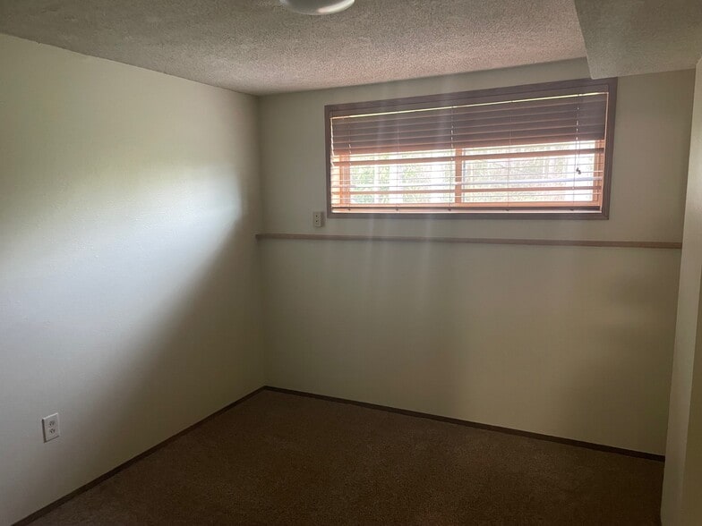 Basement Bedroom - 17135 SE Royer Rd