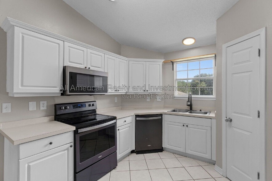 Building Photo - 216 Lustan Dr
