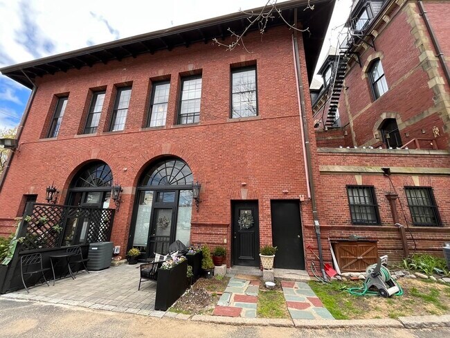 Building Photo - 28 Seaverns Ave