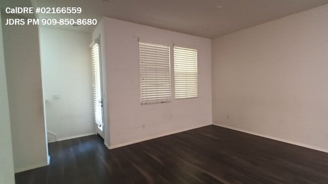 Building Photo - Eastvale 3 Bedroom Condo