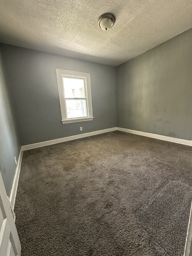 Building Photo - Newly Renovated 2BR/1BA First Floor Apartment in Nearby Larchmere Neighborhood