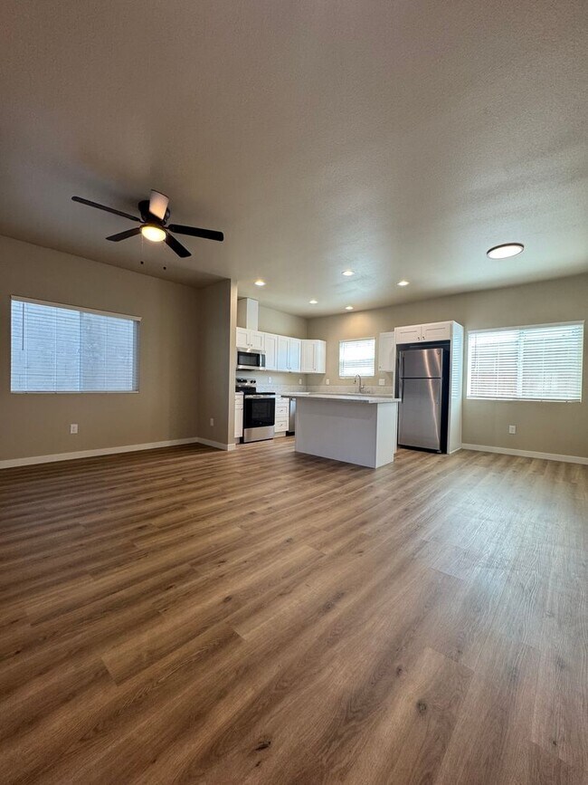 Building Photo - 627.5 N Sacramento St