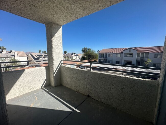 Building Photo - 2 bedroom Condo