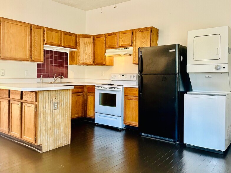 Kitchen - 1105 S Rogers St