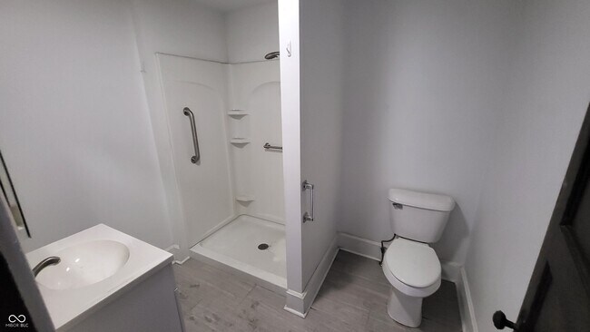 Building Photo - 852 N Rural St