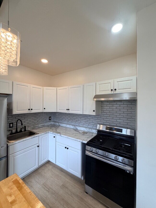 Building Photo - Fully Renovated 2-Bed Duplex | Modern Finishes